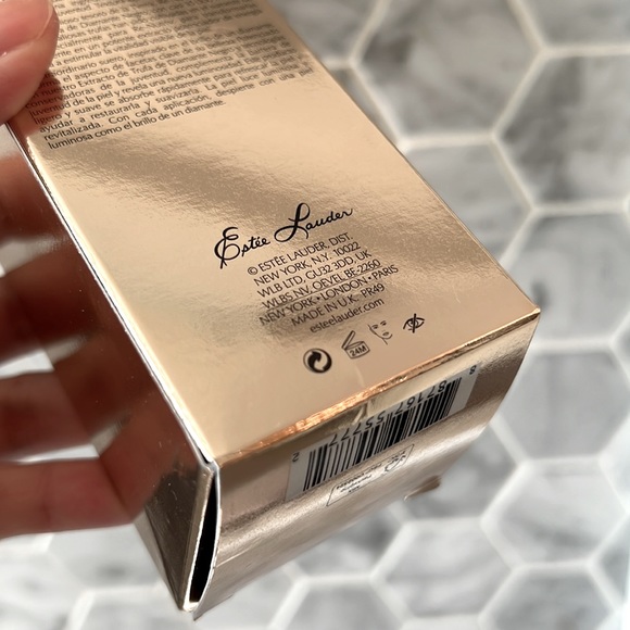 BNIB Estée Lauder RE-NUTRIV
Ultimate Diamond Transformative Serum 30ML - Picture 6 of 10